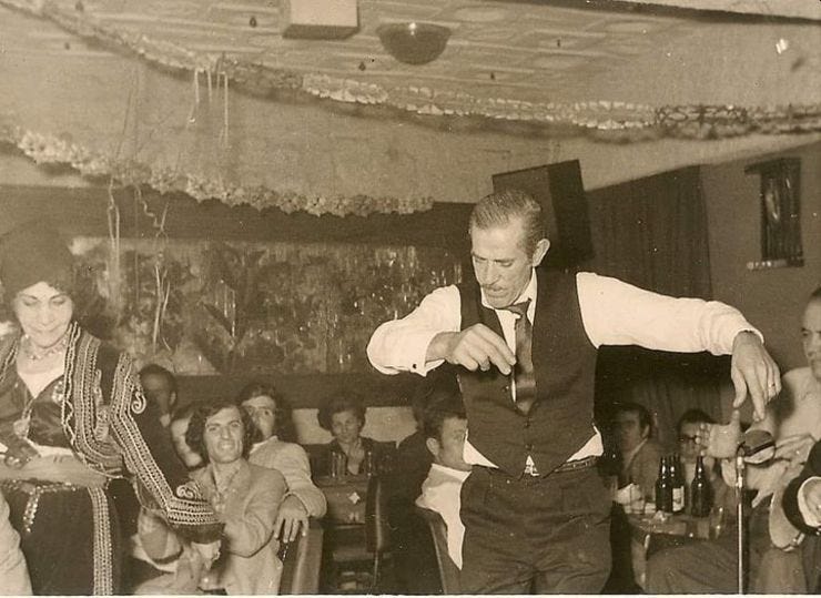 O αείμνηστος παππούς της Έρσης Βατού, Μήτσος Ταουξής του Μηνά από την Ιωνία, υαλογλύπτης, χορεύει κάποιες Απόκριες πλάι στη Ρόζα Εσκενάζυ