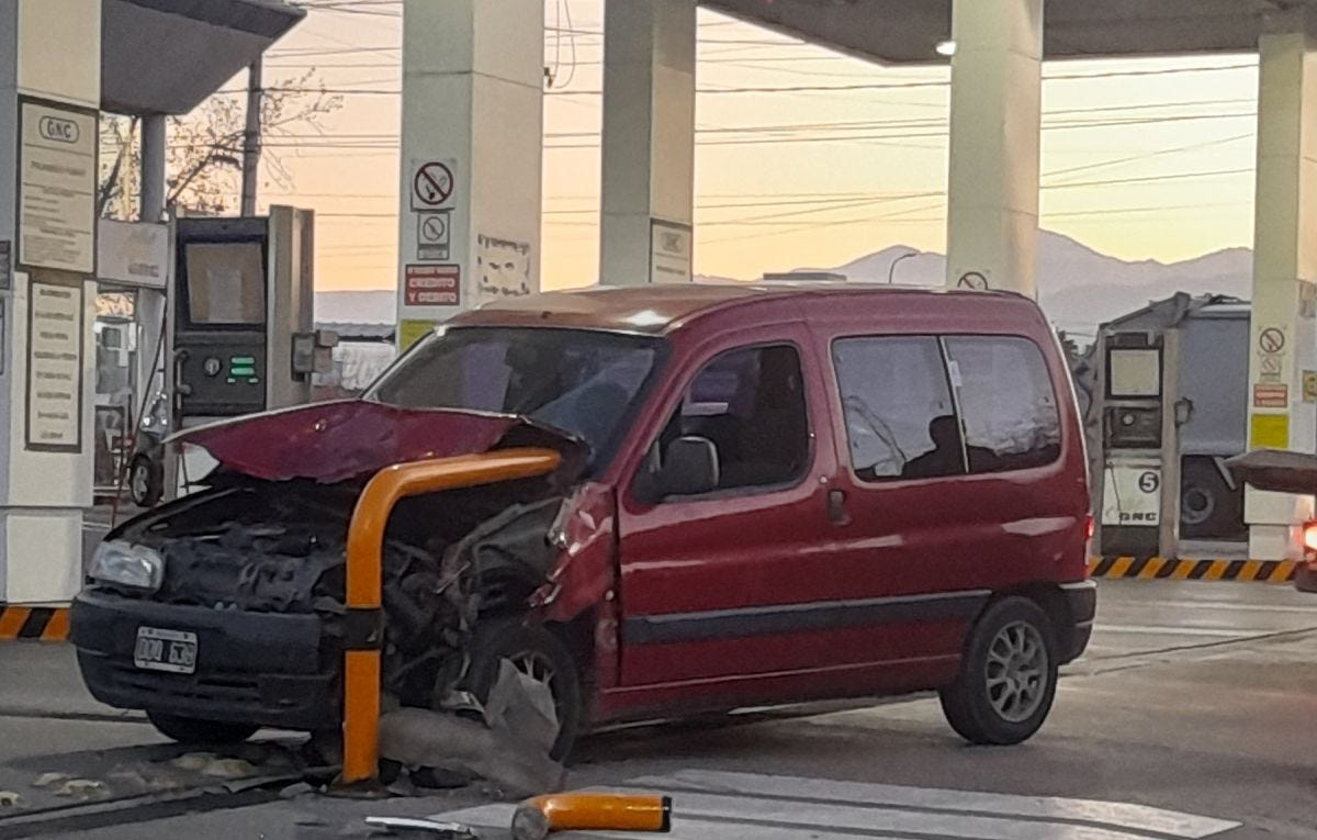 El conductor de la camioneta se descompensó al llegar a la Estación de GNC.