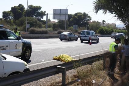 Muere un motorista tras sufrir una indisposición en la autopista de Llucmajor