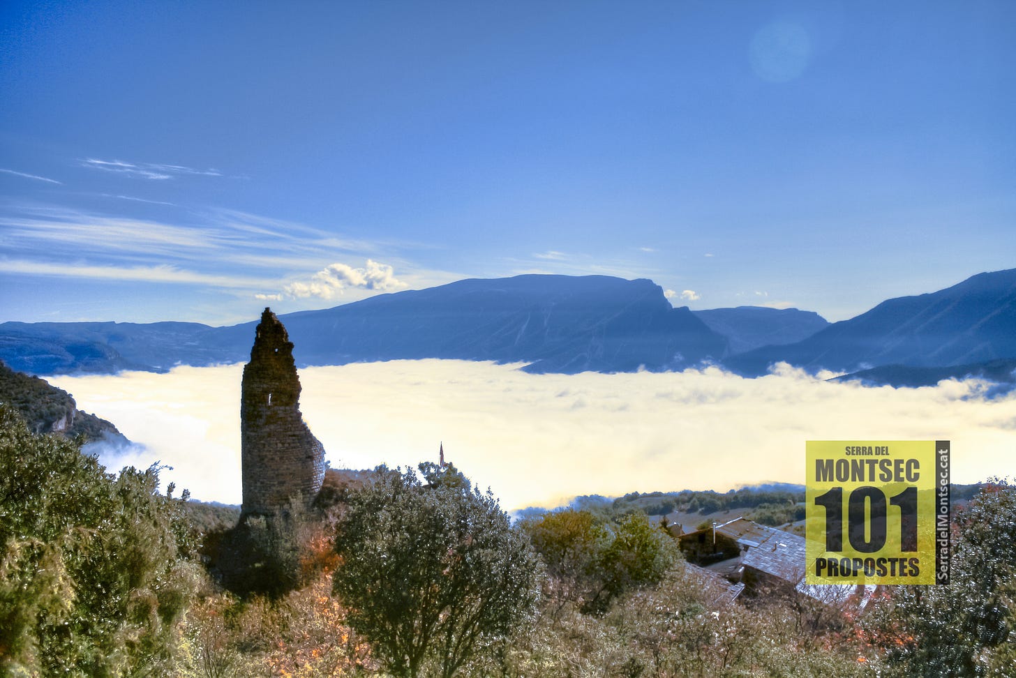 Torre de l’antic castell d'Estorm en primer terme. Al fons a la dreta el Montsec de Rúbies (o de Meià) i a la dreta el Montsec d’Ares. Al centre el tall del Pas de Terradets. A sota el petit poble d’Estorm. Sant Esteve de la Sarga, Pallars Jussà. Lleida, Catalunya.