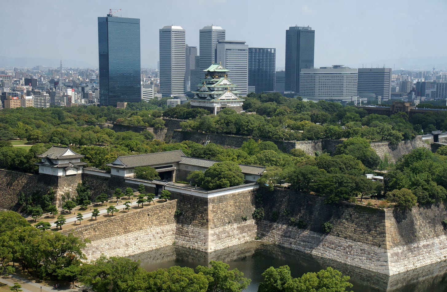 https://upload.wikimedia.org/wikipedia/commons/e/e4/Osaka_Castle_02bs3200.jpg