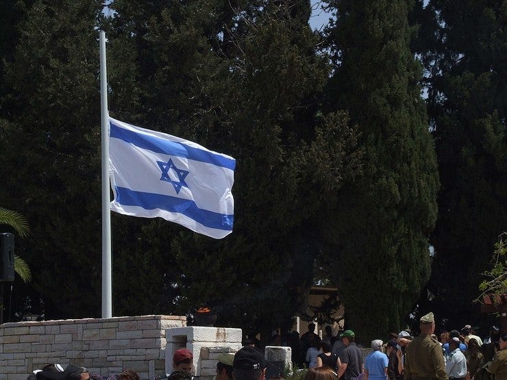 Die israelische Flagge auf Halbmast am Jom Hasikaron