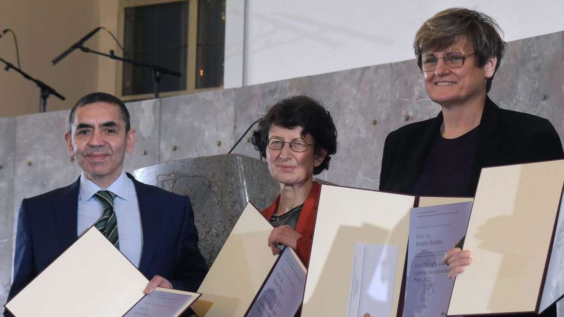 Ugur Sahin, his wife Özlem Türeci and Katalin Karikó (from left).