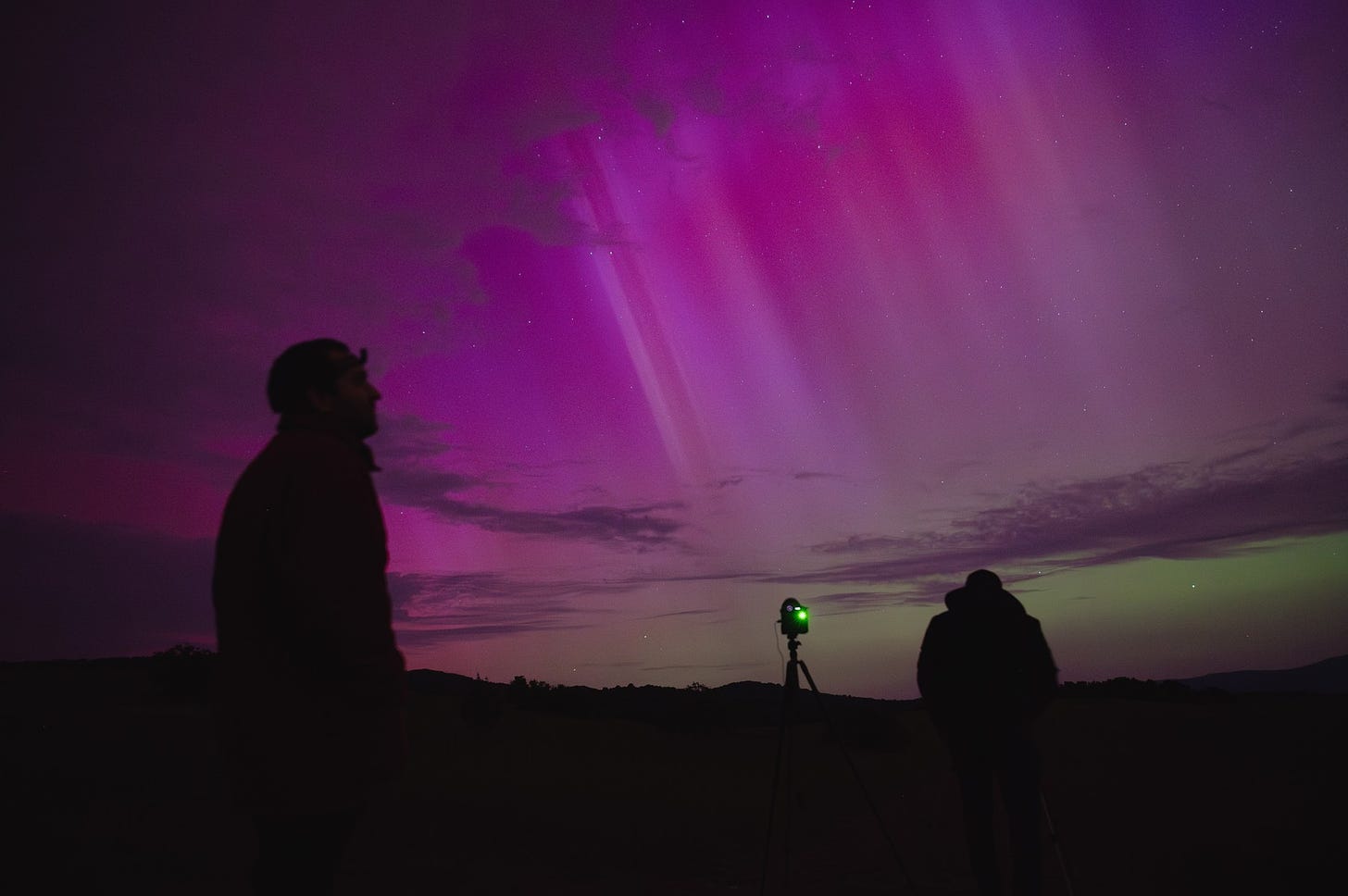 Priveliște magică”. Imagini spectaculoase din România și din lume cu aurora  boreală, „cadoul” făcut de furtuna geomagnetică rară - HotNews.ro