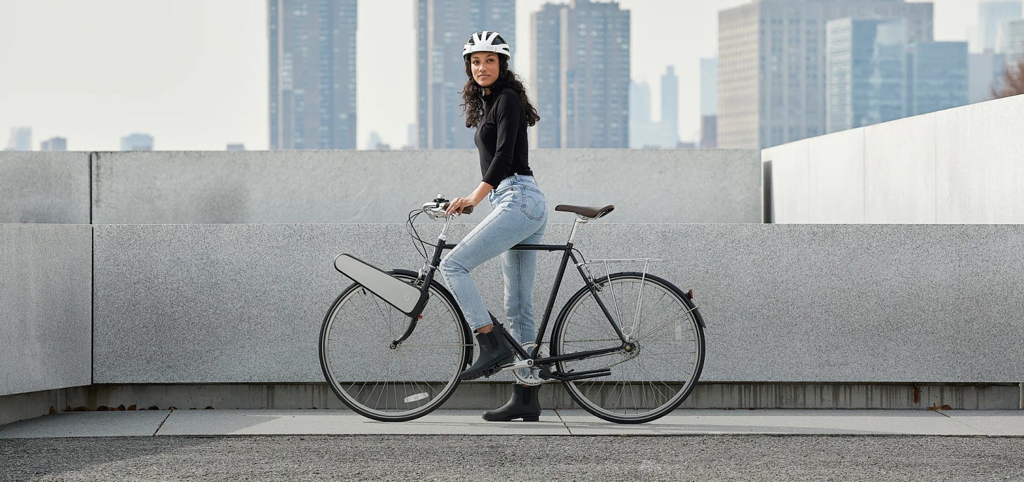 Jeune femme sur un velo avec un clip sur la roue avant