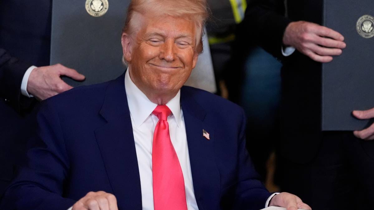 Trump says countries are 'kissing my ass' to avoid tariffs amid trade war -  National | Globalnews.ca