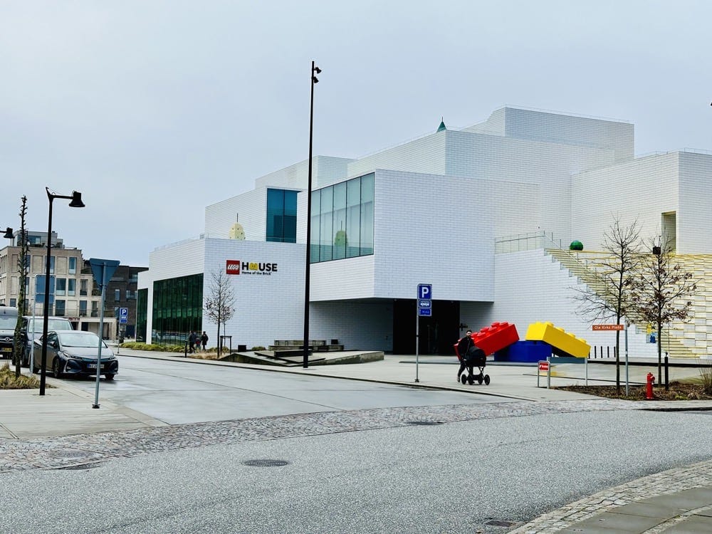 Na zdjęciu potężny LEGO House – centrum Billund.