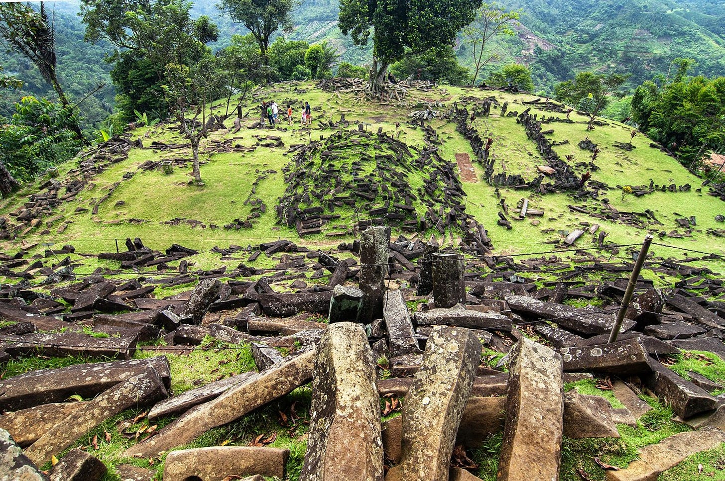 Gunung Padang ou monte Padang é um sítio megalítico piramidal gigante que fica no topo de uma colina. O sítio consiste em 5 terraços que formam uma pirâmide com uma elevação de 885 metros acima do nível do mar em sua base Gunung Padang ou monte Padang é um sítio megalítico piramidal gigante que fica no topo de uma colina. O sítio consiste em 5 terraços que formam uma pirâmide com uma elevação de 885 metros acima do nível do mar em sua base