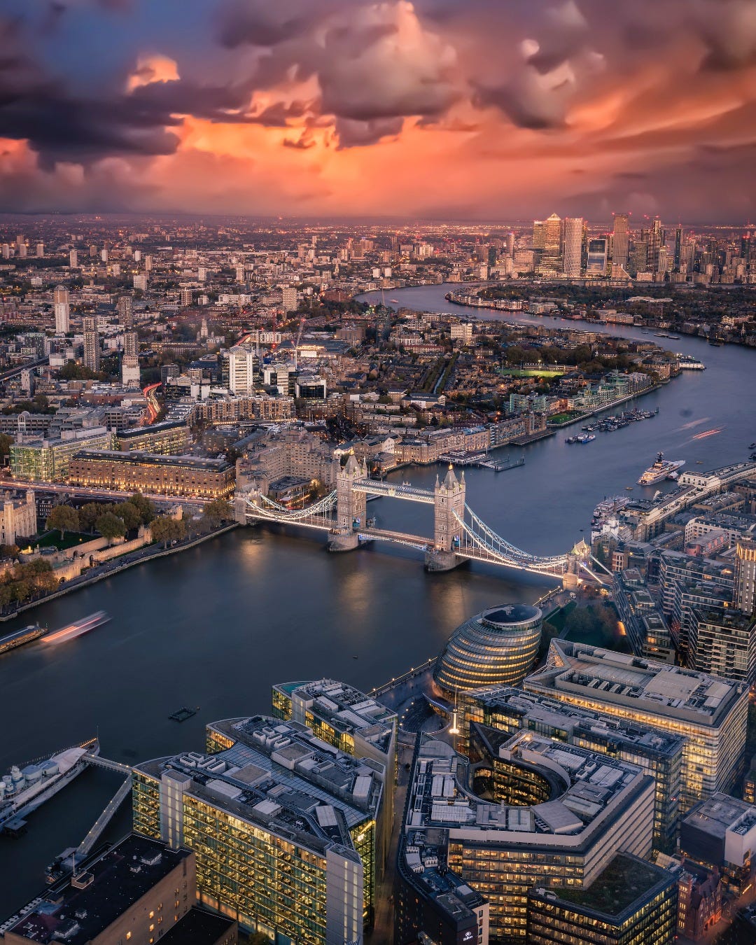 May be an image of Tower Bridge, the Brooklyn Bridge, twilight, the Queensboro Bridge and skyscraper