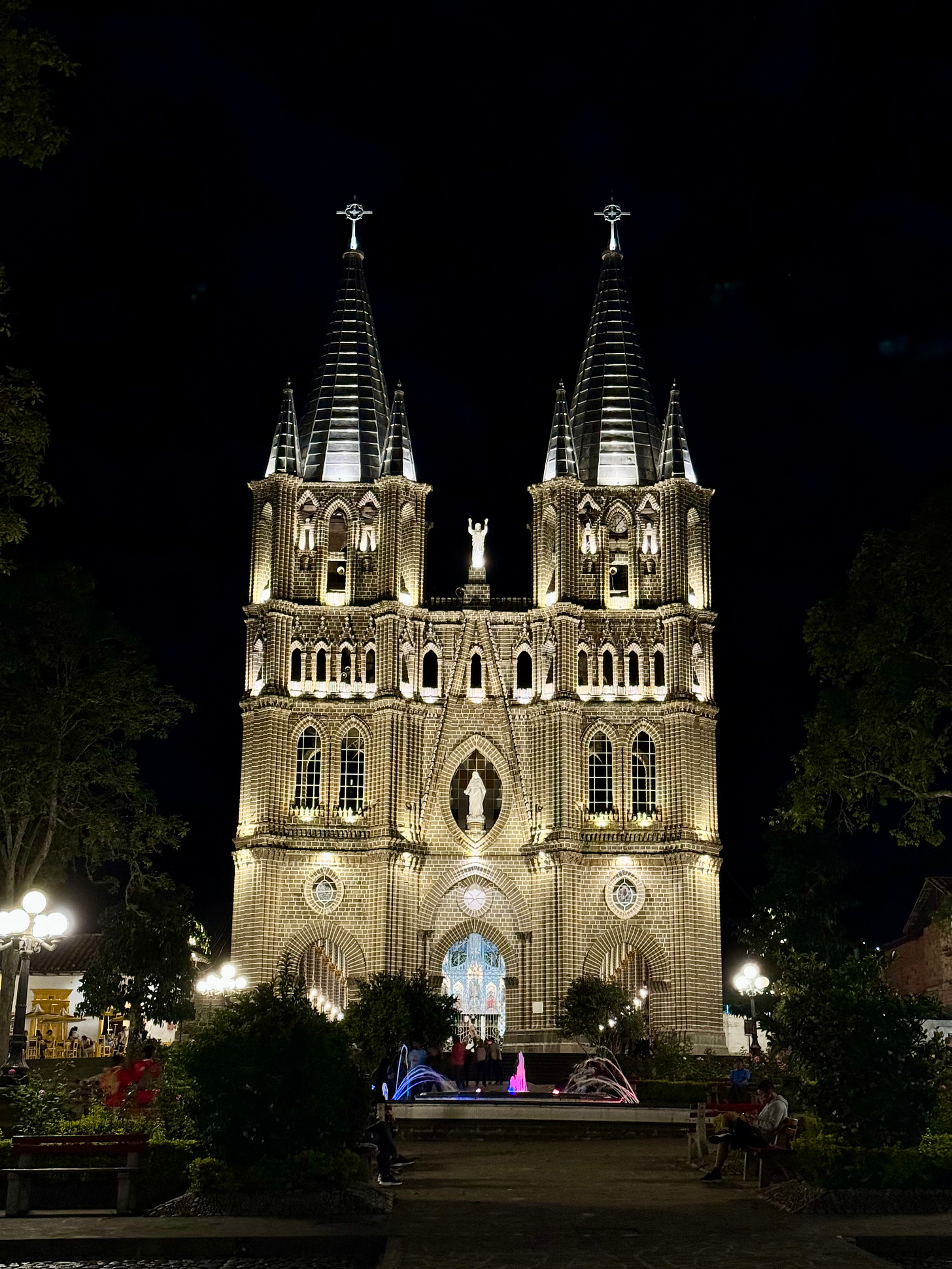 Iglesia de Jardín iluminada de noche. Foto propia. 