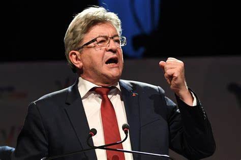 Pourquoi Jean-Luc Mélenchon a-t-il un petit triangle rouge à sa boutonnière