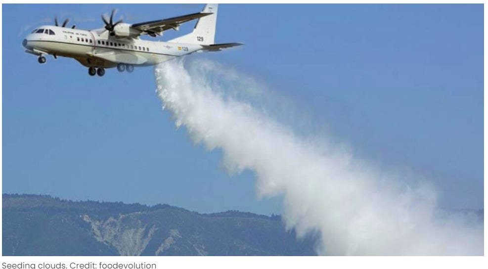 Avião soltando fumaça no ar

Descrição gerada automaticamente