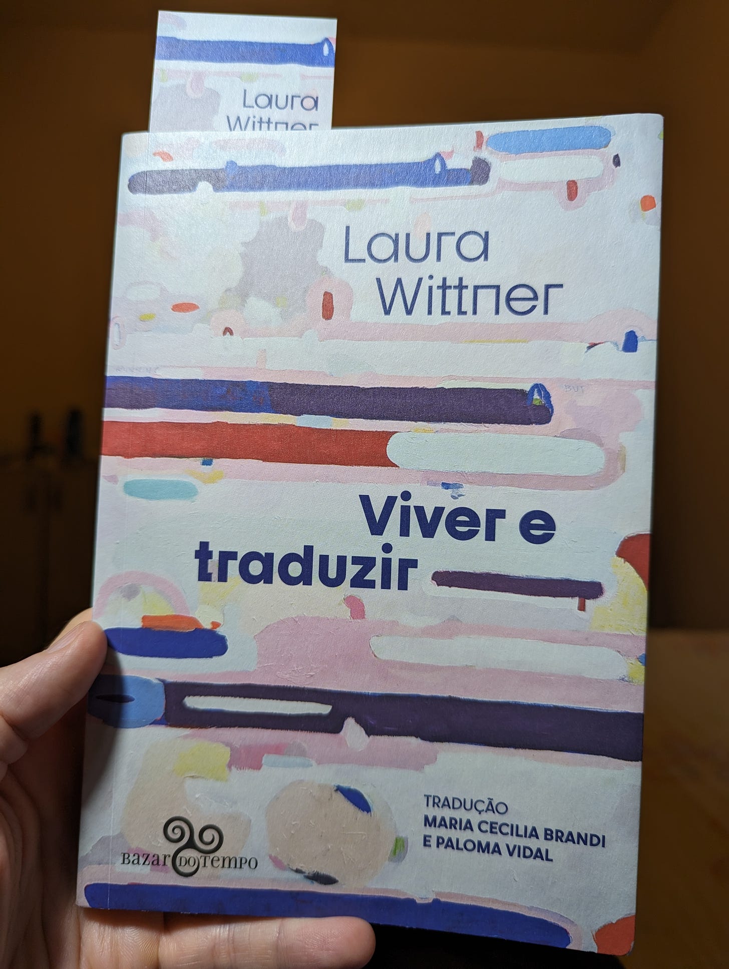 Cover of Laura Wittner's memoir "Viver e traduzir", translated into Brazilian Portuguese by translated by Maria Cecilia Brandi and Paloma Vidal