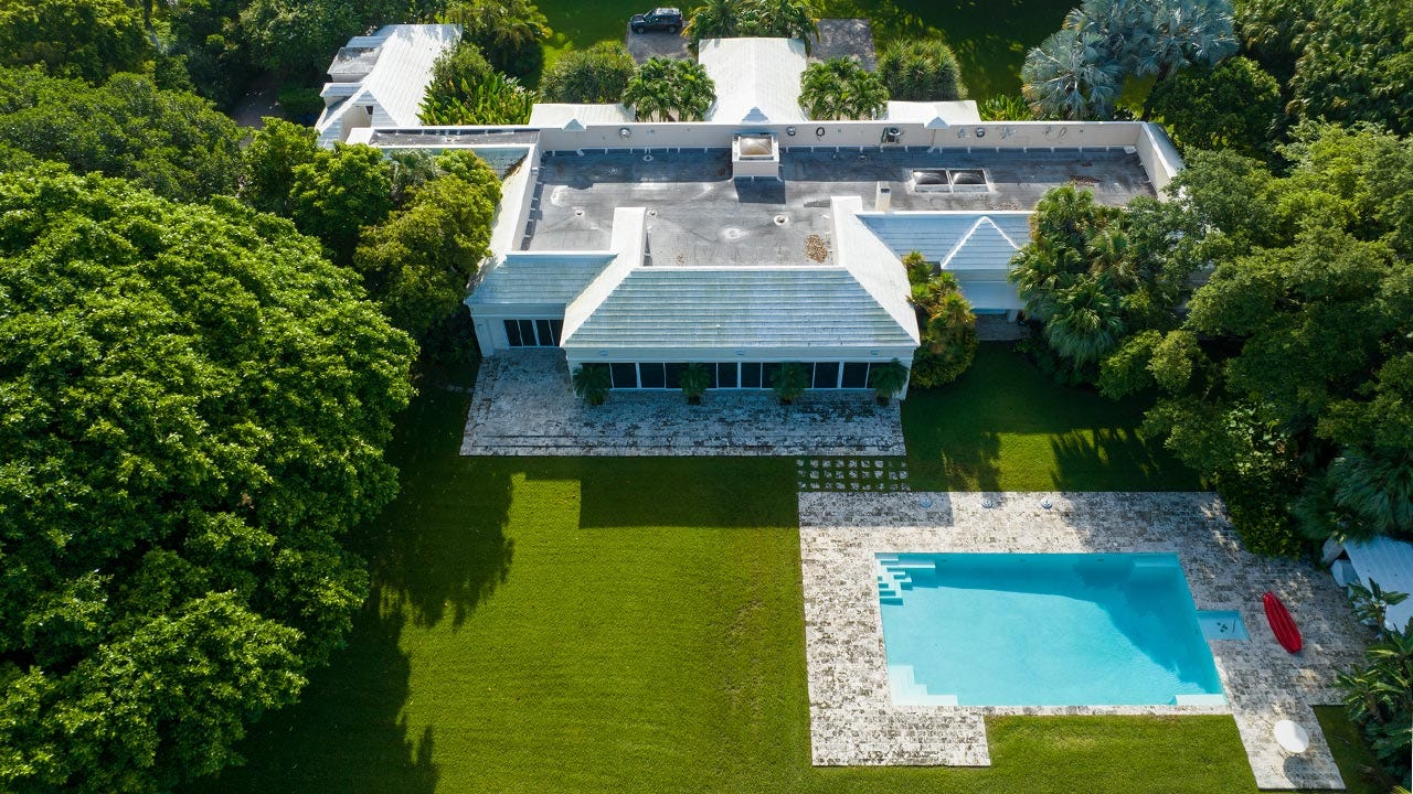 Jeff Bezos buys $68 million mansion in Miami's exclusive 'Billionaire  Bunker' | Fox Business