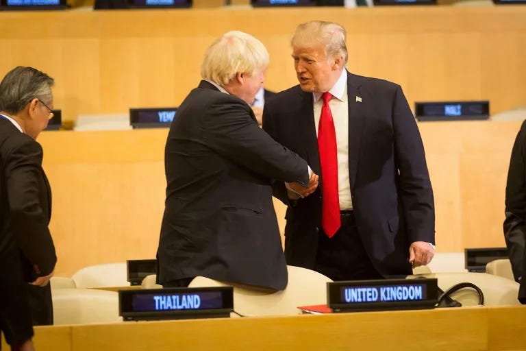 Der ehemalige britische Premierminister Boris Johnson gemeinsam mit Donald Trump, dem vorherigen Präsidenten der Vereinigten Staaten von Amerika. Beide schütteln sich die Hände bei einem Treffen der Generalversammlung der Vereinten Nationen im Jahr 2017. Trumps Coronapolitik wurde maßgeblich von Personen aus dem Umfeld der Great Barrington Declaration beeinflusst. Auch bei Johnson gibt es Anzeichen für einen solche Einflussnahme. Bild: Weißes Haus, Public Domain.