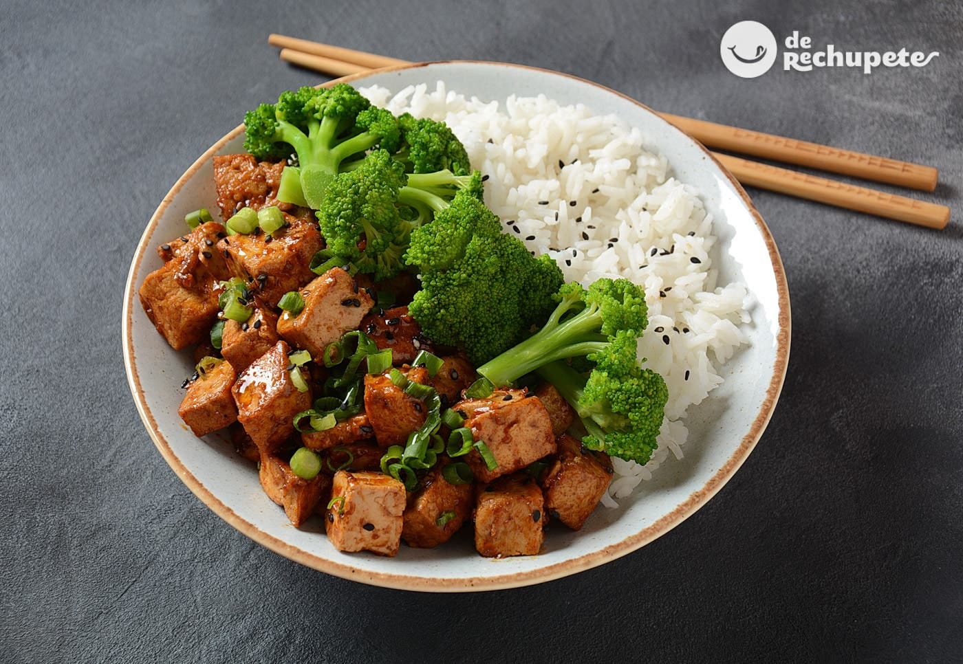 Tofu salteado con arroz y brócoli - De Rechupete