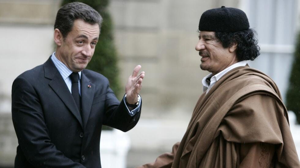 Nicolas Sarkozy accueillant Mouammar 
French President Nicolas Sarkozy, greeting Libyan leader Col. Moammar Kadhafi at the Elysee Palace, in Paris, on 10 December 2007.