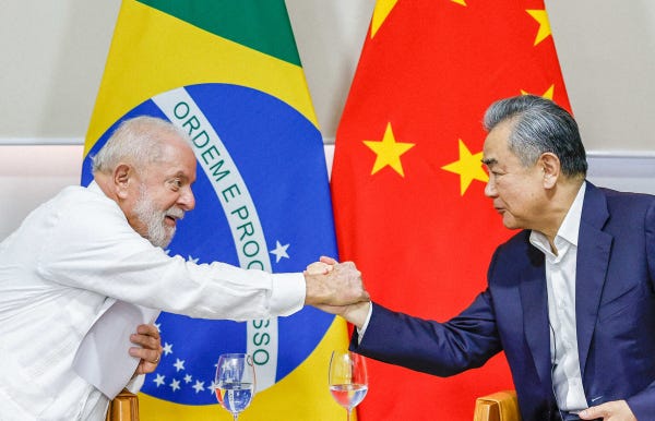 Le président du Brésil Lula et le ministre des affaires etrangères chinois Wang Yi lors d’une rencontre à Fortaleza le 19 janvier 2024.