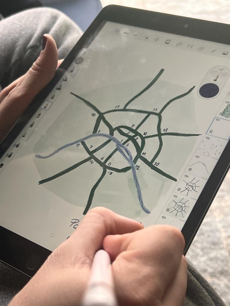 Imagem mostra um tablet com desenho de um mapa de Paris sendo realizado. O aparelho é segurado por uma mão com unhas pintadas.