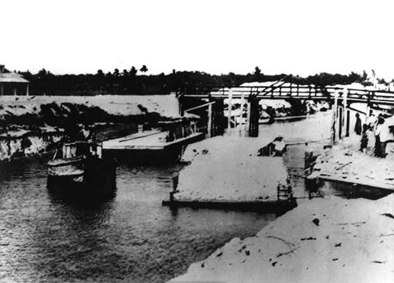 Work on the Collins Bridge in early 1913.