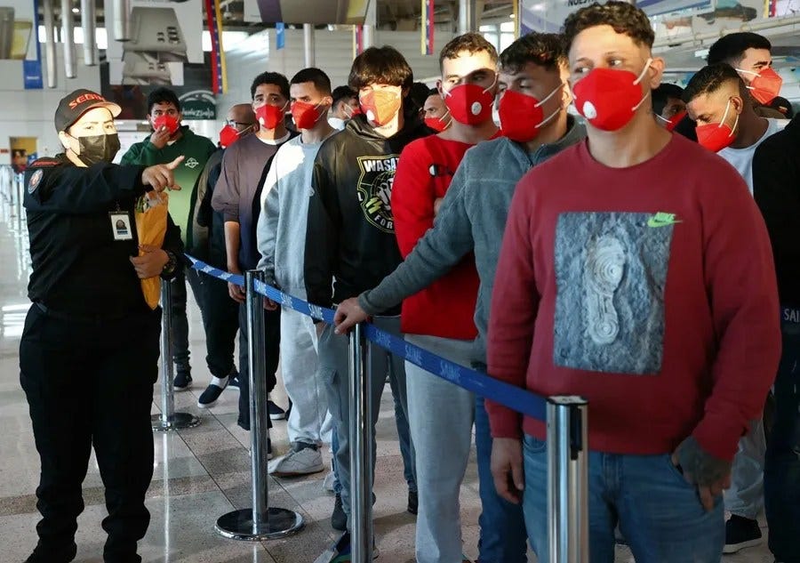 Fotografía cedida por prensa del Ministerio de Interior, Justicia y Paz de migrantes venezolanos a su llegada este jueves al Aeropuerto Internacional Simón Bolívar, en La Guaira (Venezuela). EFE/ Ministerio De Interior Justicia Y Paz