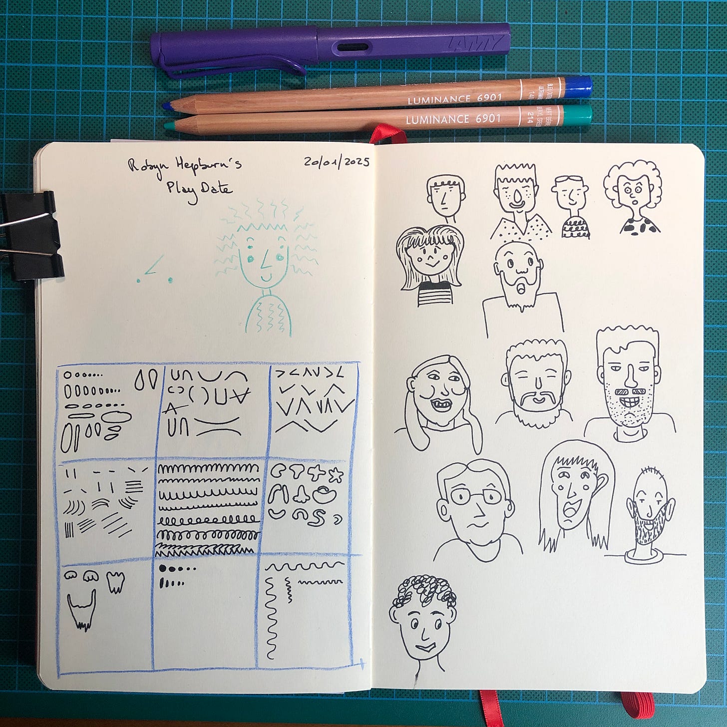 Double-page de mon sketchbook où l’on voit à gauche une grille avec différentes formes dessinées dans les cases et à gauche des visages dessinés en utilisant ces formes. J’ai tout fait au stylo-plume et encre noire.
