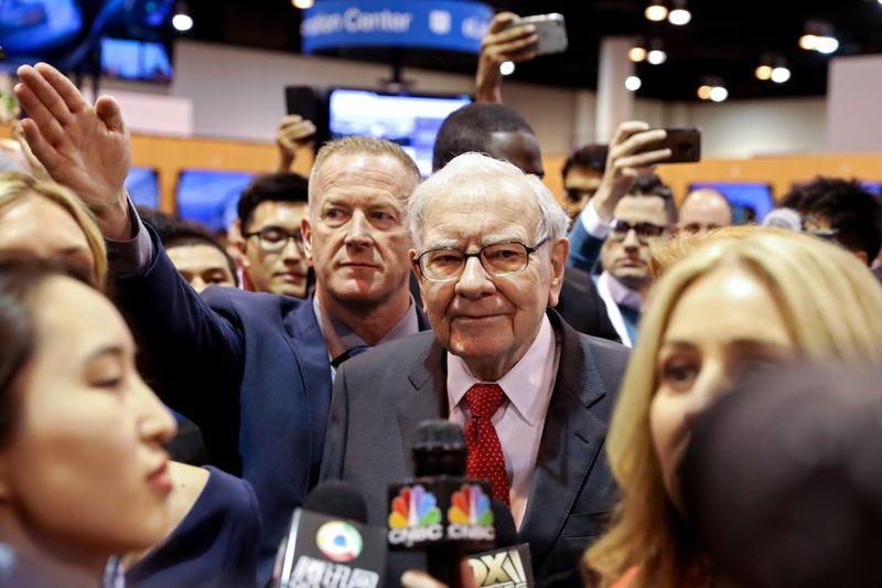 Buffett, asediado por cámaras y micrófonos, en la previa de la Asamblea Anual de su firma de inversiones
REUTERS/Scott Morgan