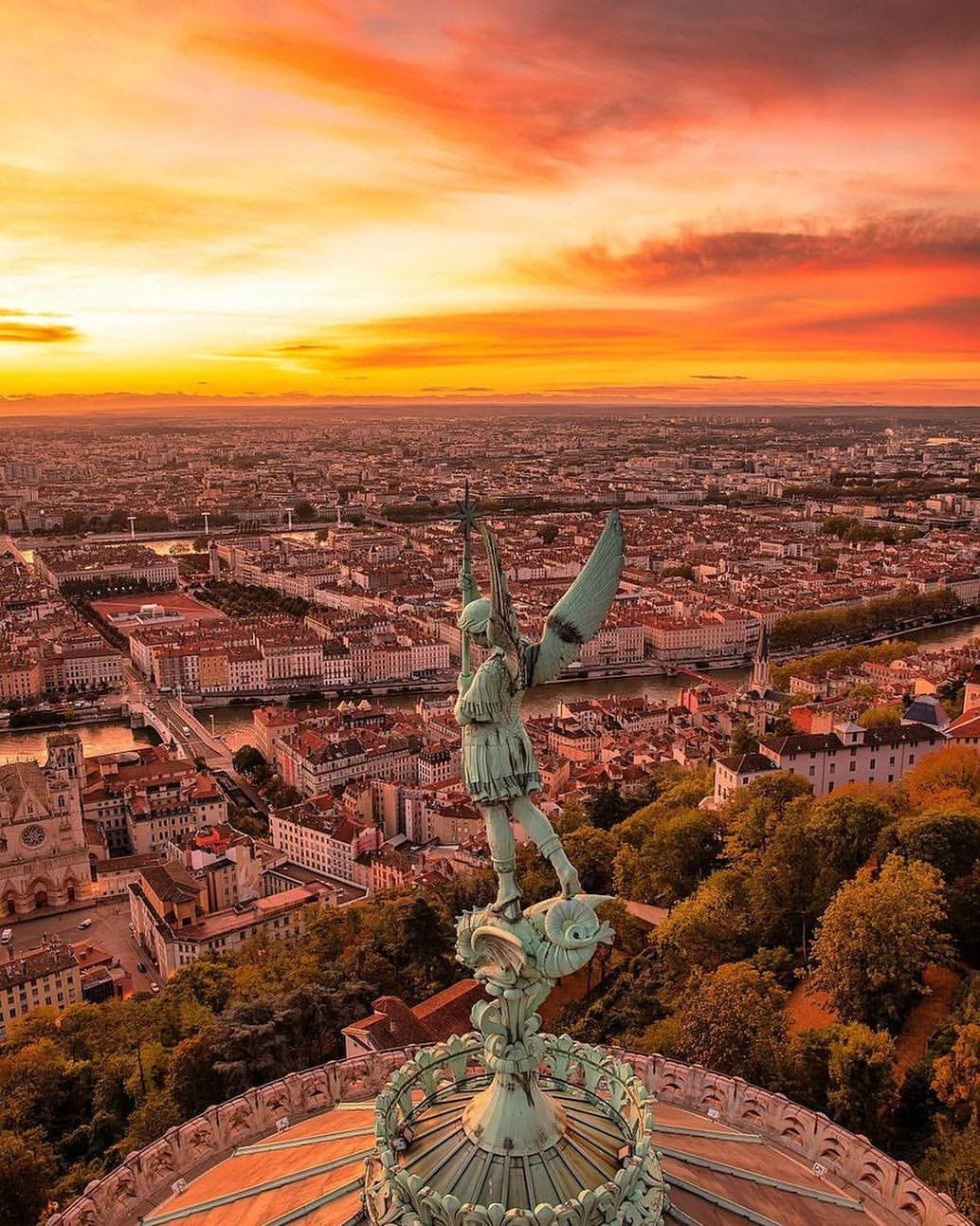 May be an image of Sacré-Cœur, the Place de la Bastille and twilight