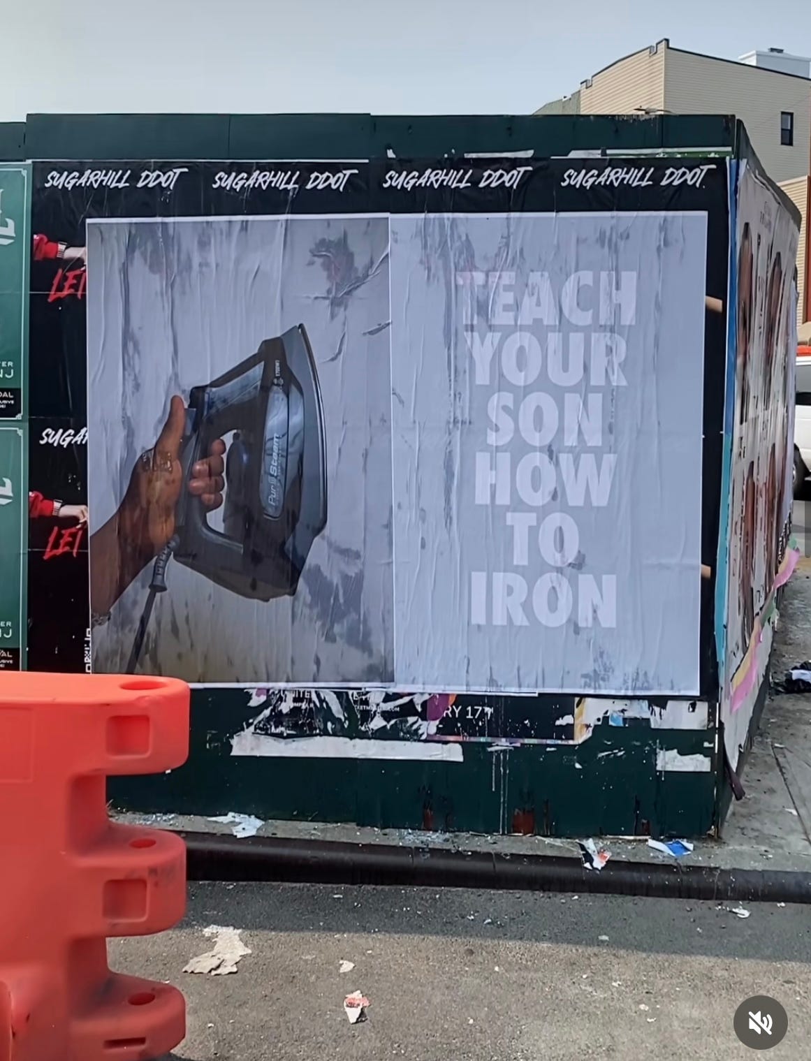 A sinistra una mano che regge un ferro da stiro" a destra "Teach your son how to iron