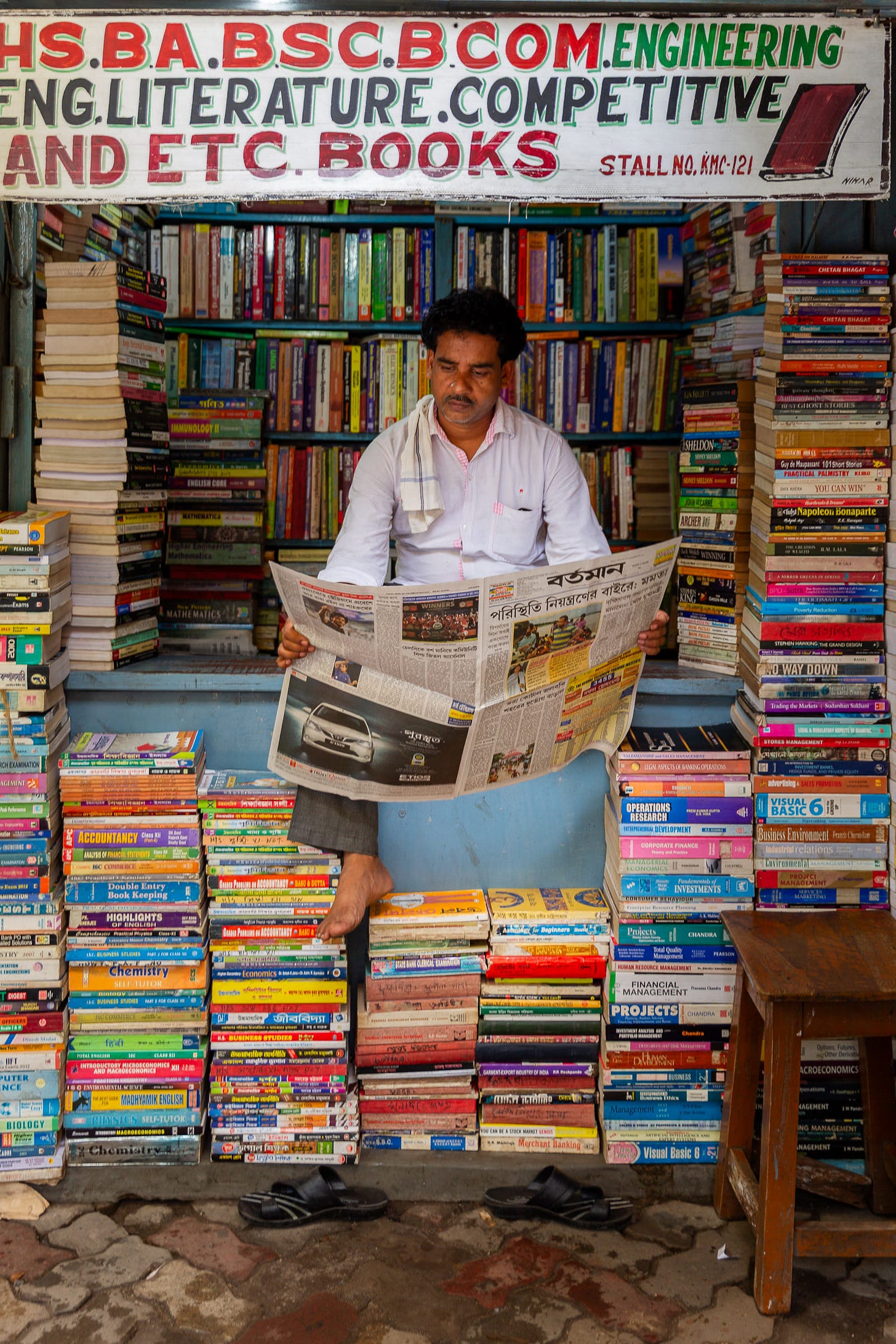 Bookseller’s Break, Kolkata, India. © Gavin Gough. 1/60, ƒ2.8, ISO 100, 35mm