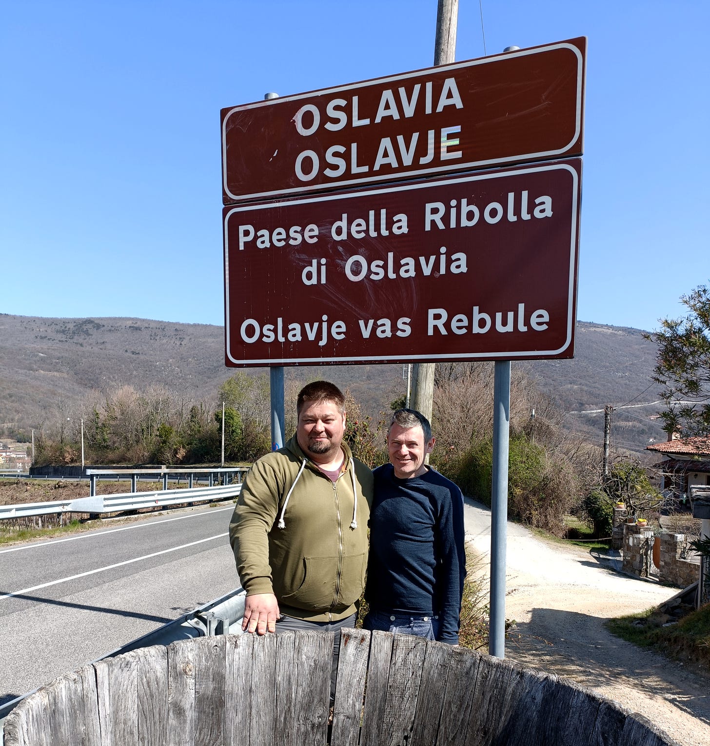 Saša Radikon poses with TMC, March 2022, Oslavia