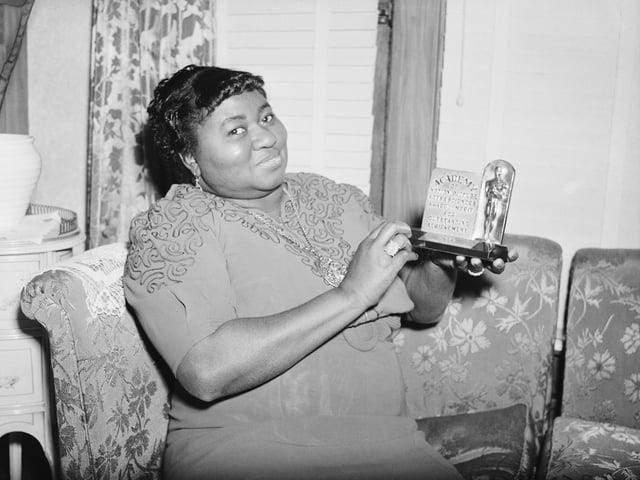 r/HistoryPorn - Actress Hattie Mc Daniel is shown with the statuette she received for her portrayal in 'Gone With The Wind'. On 29 February 1940, McDaniel won the 1939 Academy Award for Best Supporting Actress, the first Black actor to have been nominated and win an Oscar (Los Angeles, California…