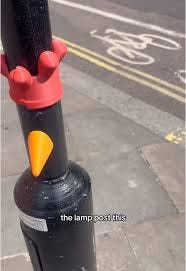 Searching for the Feathers McGraw lampposts in London! #FeathersMcGraw  #WallaceAndGromit #London