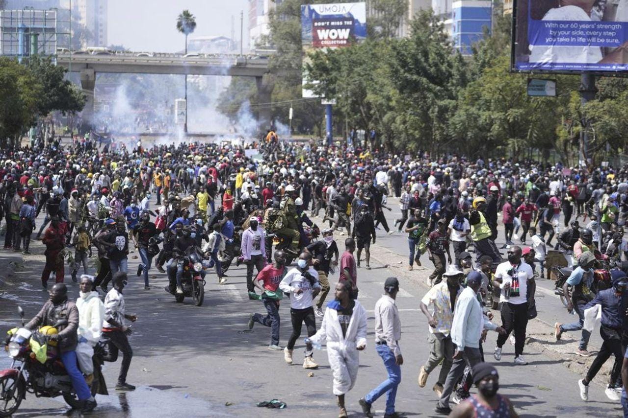 A large crowd of people running on a street

Description automatically generated