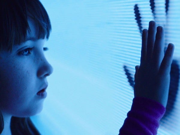 poltergeist remake kennedi clements spirit watch 2015 images