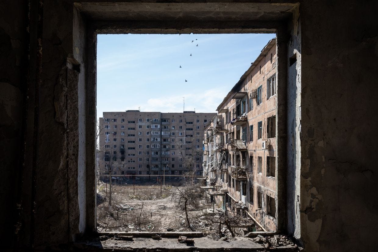 Uma vista de edifícios danificados na cidade de Vuhledar, na linha de frente, enquanto a guerra entre a Rússia e a Ucrânia continua na região de Donetsk, Ucrânia