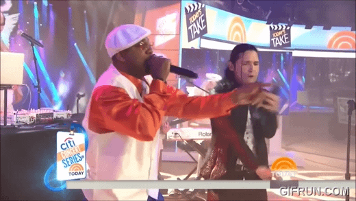 Si estás leyendo esto porque tienes algún tipo de discapacidad visual y necesitas audiodescripción, la verdad es que me gustaría ayudarte explicando qué es lo que hace Corey Feldman aquí. Pero es muy difícil. Es como que ha encendido una bola de papel con gasolina, y le quema en las manos hasta que consigue tirarla al suelo y pisarla para extinguirla. Pero no le hacen justicia mis palabras.