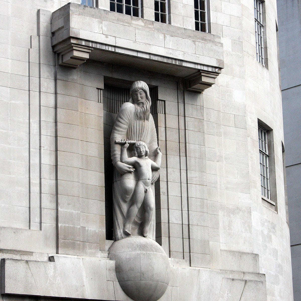 “Prospero e Ariel”, estátua de Eric Gill situada na sede de transmissão da BBC, em Londres.