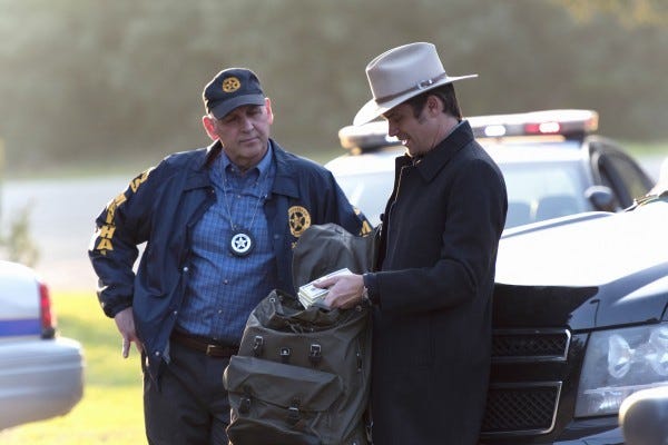 raylan with money on justified ep 613 finale 2015