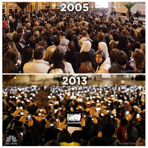 Now everybody can (and does) take pictures.
kalasniblog:
“ Está claro que la gente ya no se conforma sólo con ver. Aún menos si están saludando al nuevo Papa.
”