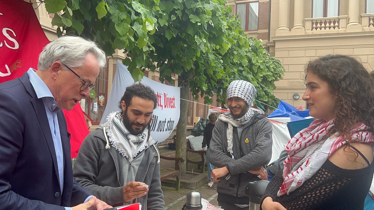 Mayor visits encampment at University of Groningen to assess the situaion and safety concerns