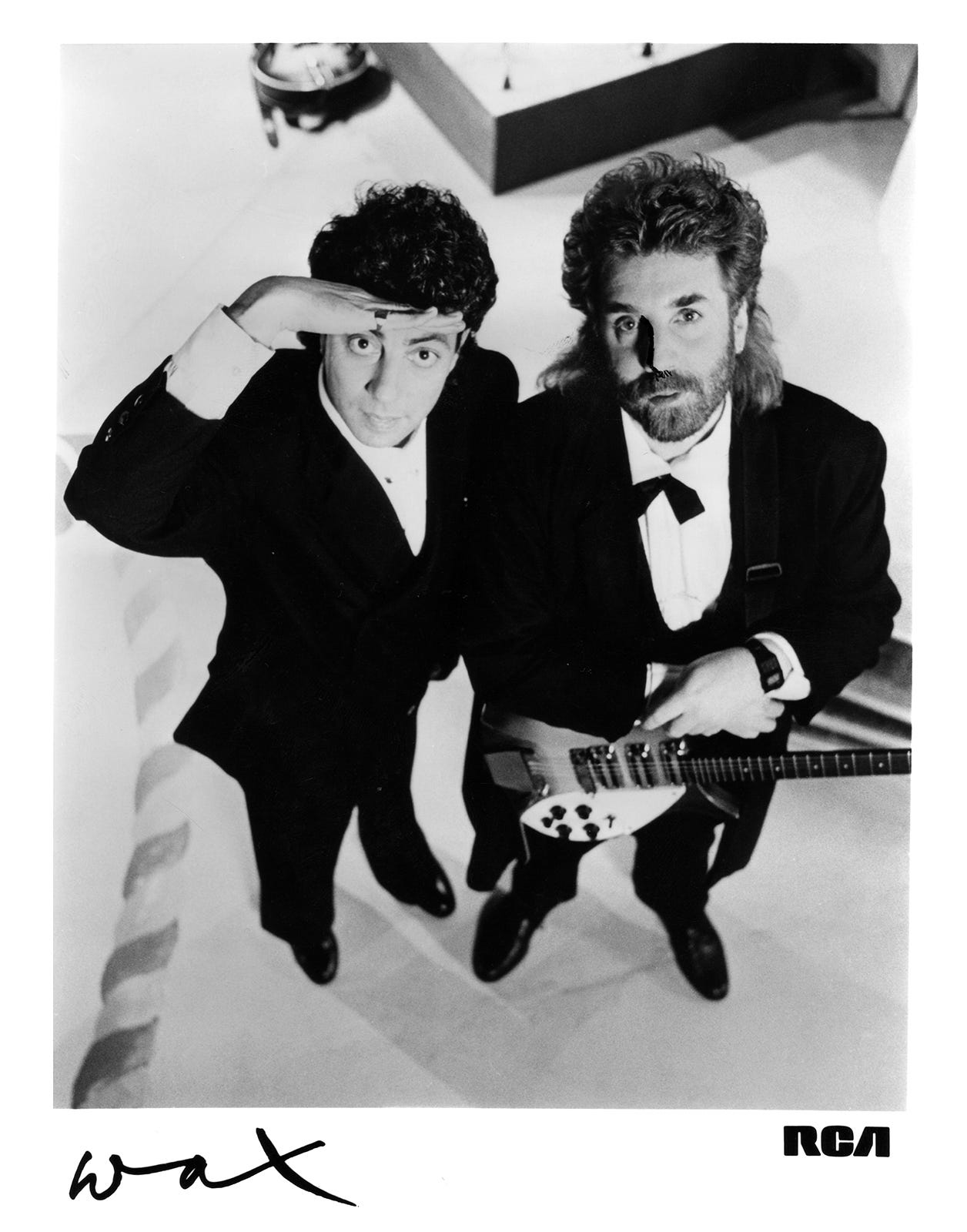 Andrew Gold Music в X: „Andrew completely embraced the 80s hair. Mullet  magnificence! Of course, the guitar players will only see the red  Rickenbacker in this photo. Pictured with Graham Gouldman -