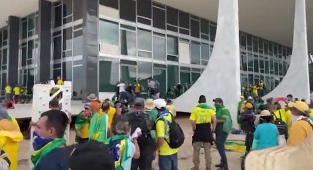 ΤΟ ΑΠΟΛΥΤΟ ΚΑΚΟ: Το Καθεστώς Του Lula Da Silva Στη Βραζιλία Κάνει Βίαια Ενέσεις Στους Πολιτικούς Του Εχθρούς Με “Εμβόλια” Covid Για Να Τους Τιμωρήσει
