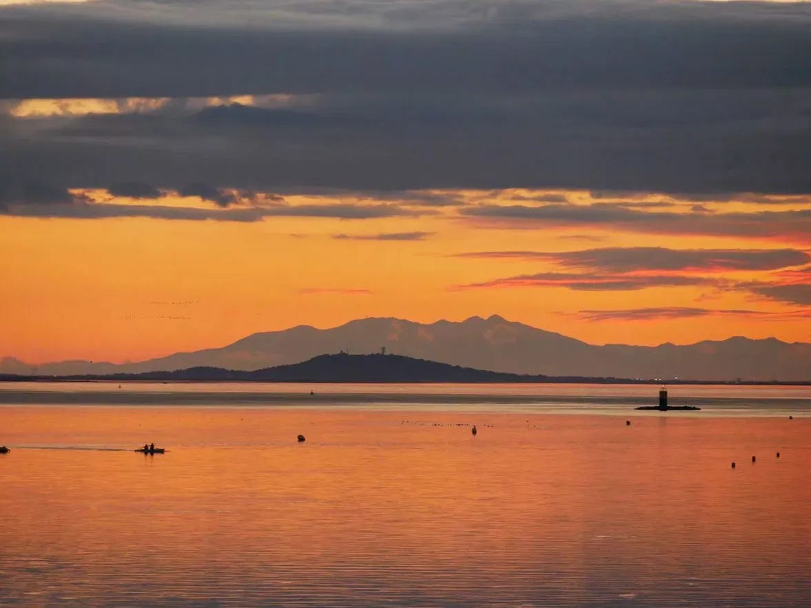 Le Canigou au loin Le Canigou au loin