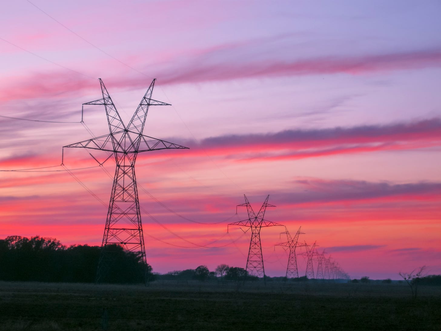 File:Transmission towers and lines at sunset in East Texas.jpg - Wikimedia  Commons