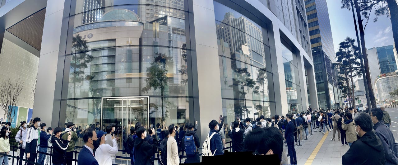 르포]“난생 처음 오픈런 와본다” 한국 최대 애플스토어 명동 상륙 - 헤럴드경제