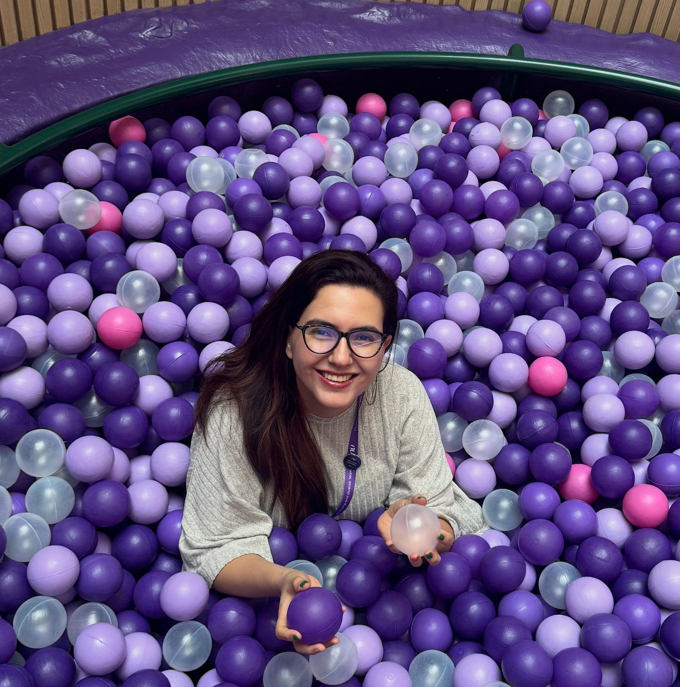 La escritora sonriendo en una alberca de pelotas