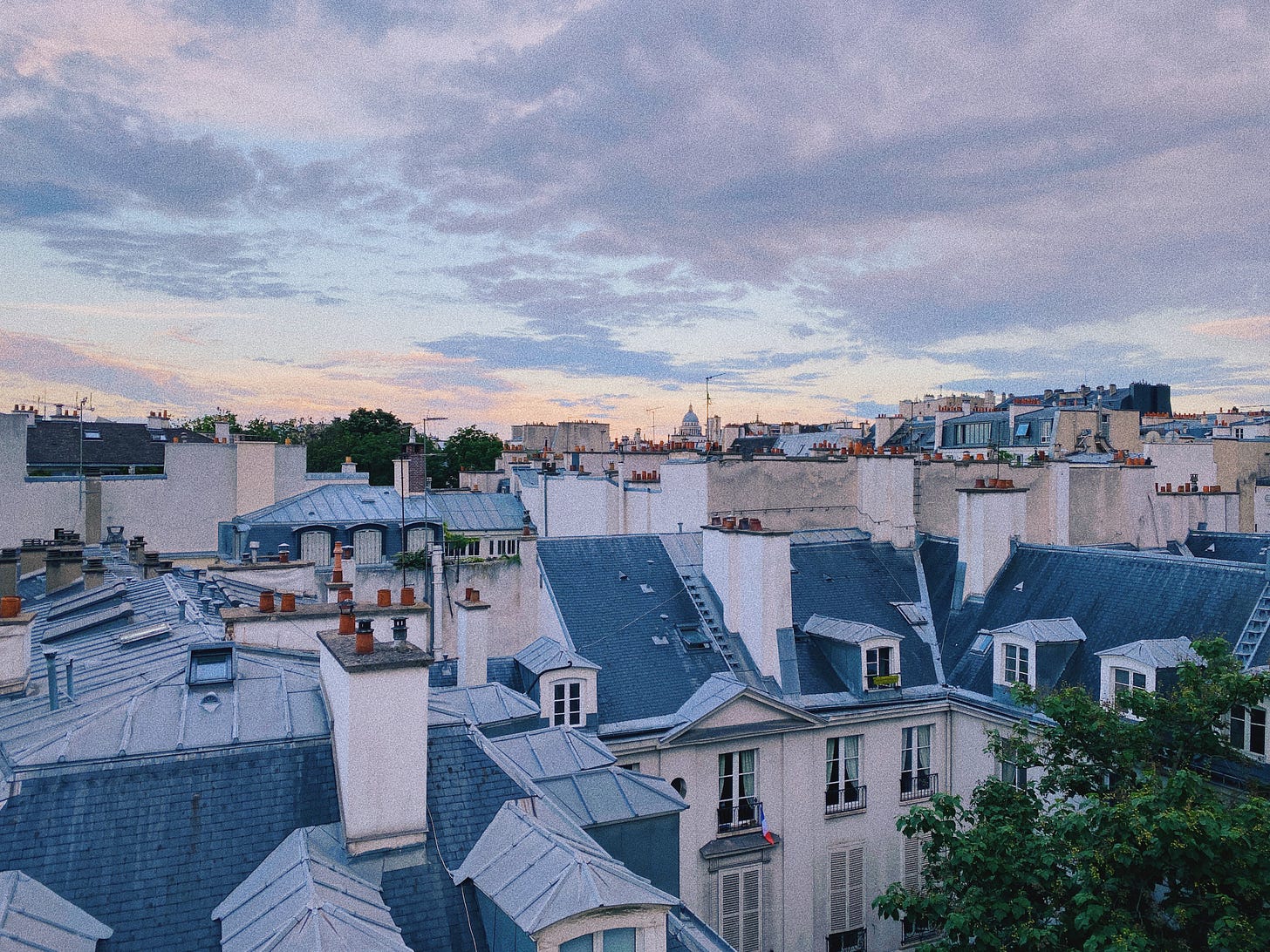Vue sur les toits de Paris et le Panthéon au loin, depuis ma fenêtre dans mon appartement parisien.