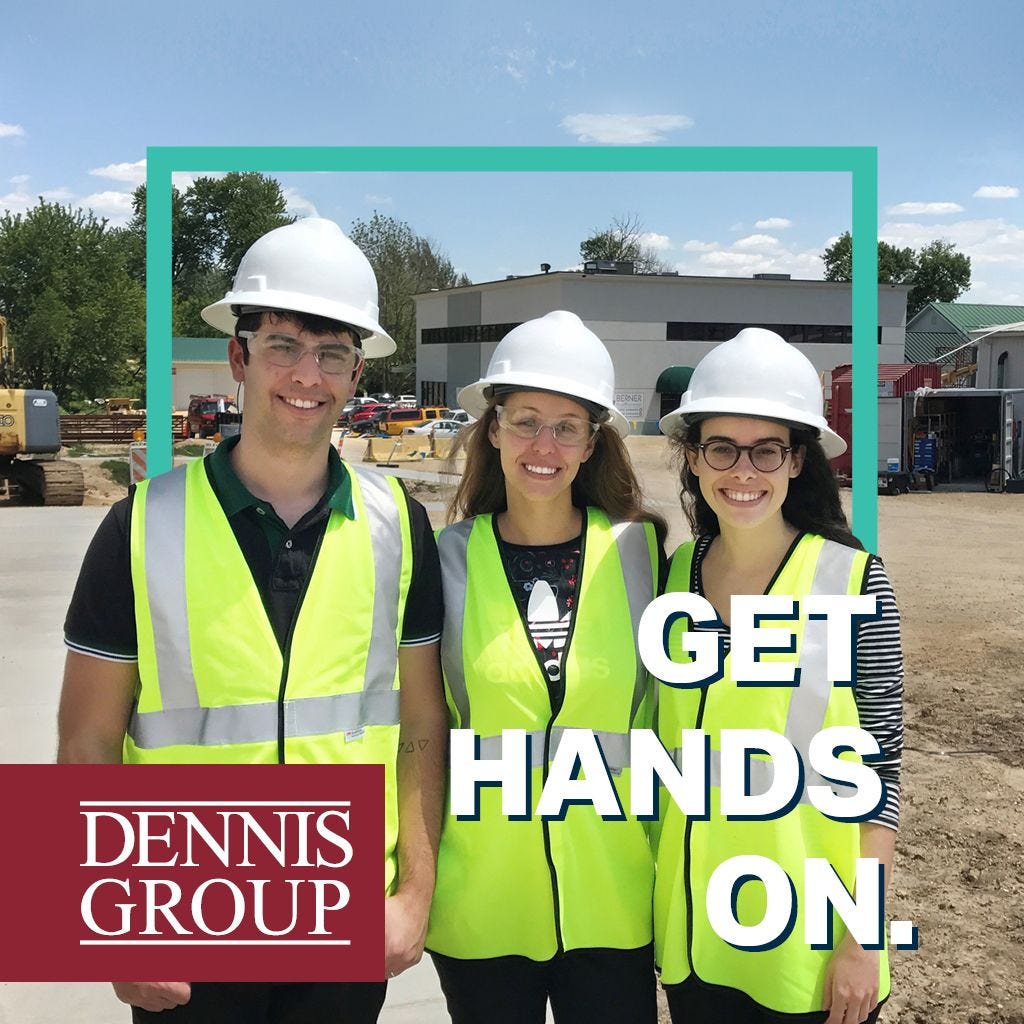 Foto de 3 jovens, 1 rapaz e 2 moças, todos brancos, com equipamentos de EPI (colete, óculos e capacete) em frente a uma fábrica/área de construção. "Dennis Group. Get Hands On".