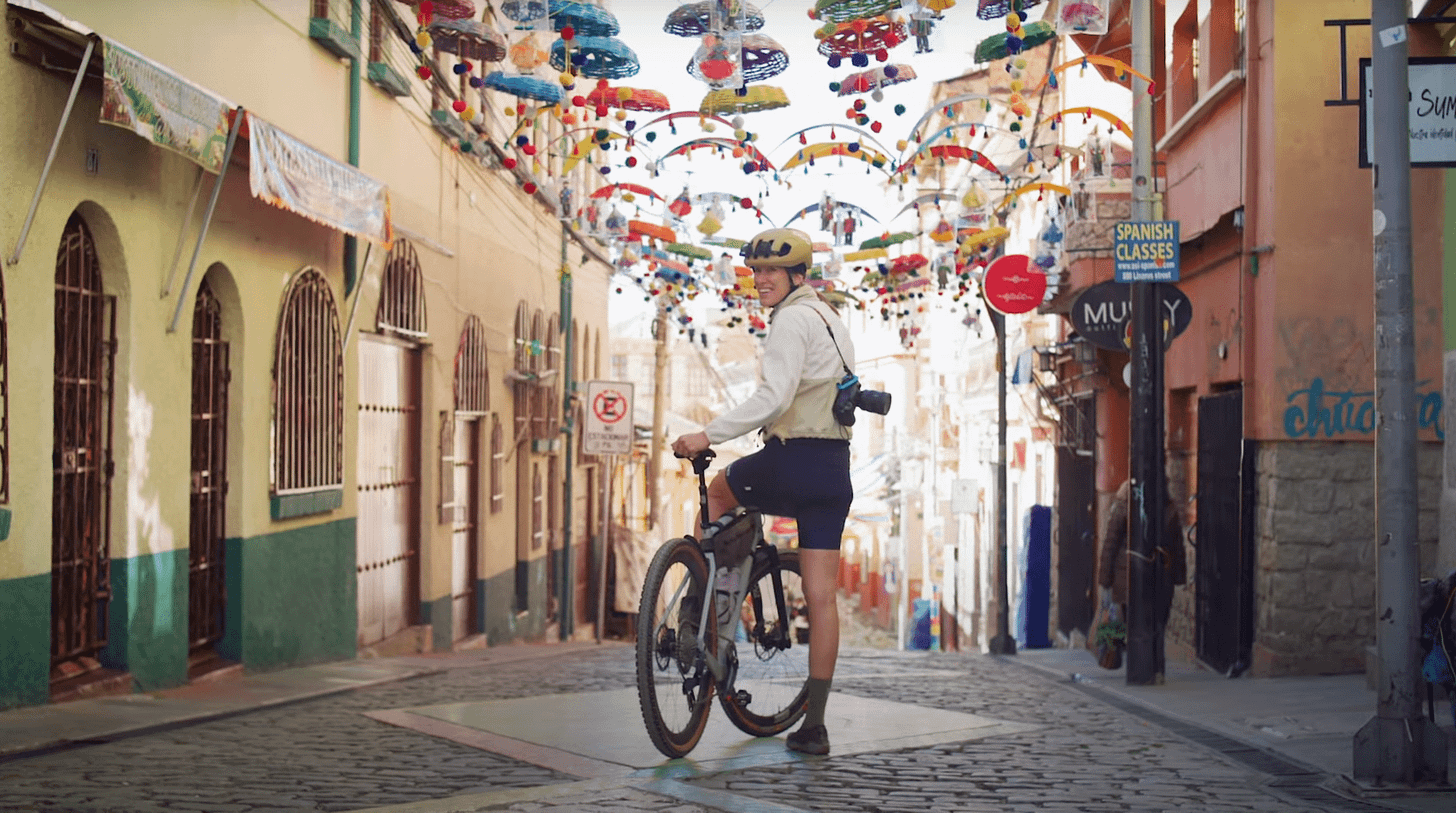 Cycliste dans une rue coloree de la Bolivie